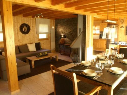 Chalet de luxe 9 pers. avec cheminée, proche télécabines, Wi-Fi, équipements complets et terrasse - FR-1-676-87