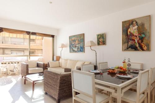 un salon avec une table et un canapé dans l'établissement Suite Sandra - Appartement de luxe, à Cannes