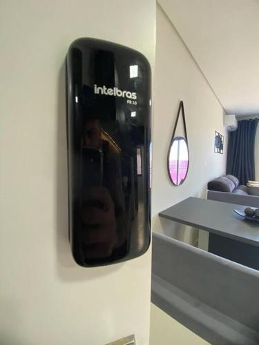 a mirror on a wall in a room at Stúdio de 1 Quarto, Wifi 500mb, Condominio com Elevador, 1 Vaga de Garagem, Cozinha Completa - Indicado para Grupos, Hospedes a Trabalho, Família e Pets in Toledo