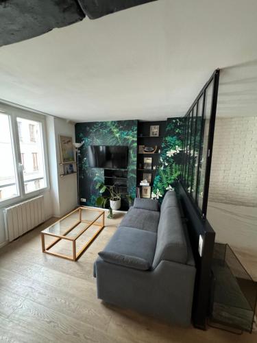 un salon avec un canapé et une table dans l'établissement Studio hyper centre, à Paris