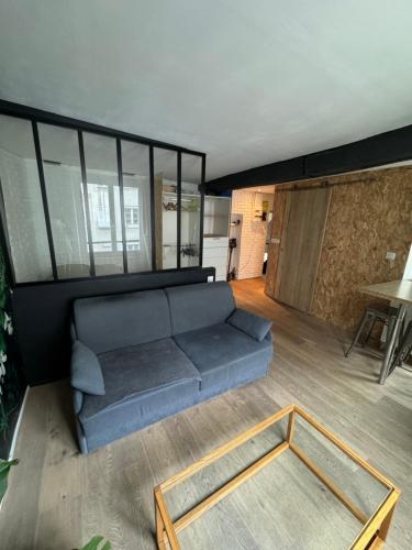 un salon avec un canapé et une table dans l'établissement Studio hyper centre, à Paris