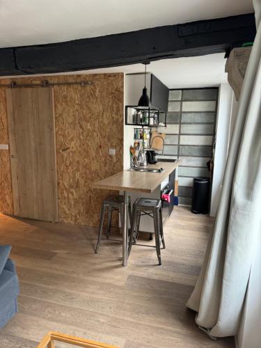 une cuisine avec une table et des chaises dans une pièce dans l'établissement Studio hyper centre, à Paris