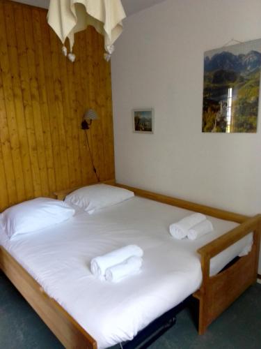 une chambre avec deux lits avec des serviettes blanches dessus dans l'établissement Chalet au bord du lac, à Saint-Jorioz
