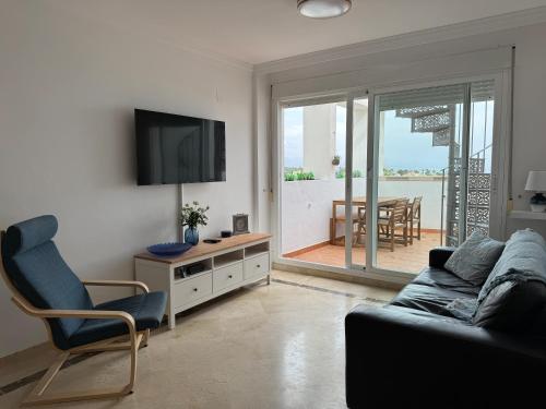 Casa Feliz - lovely 2 bed Penthouse in Manilva with pool, sea and mountain views, close to the beach and facilities