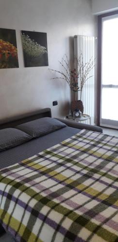 Una cama o camas en una habitación de June 13th Comfort Studio