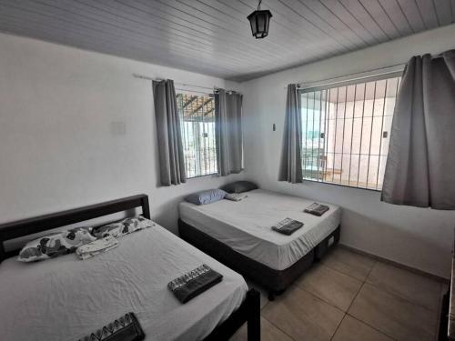 Giường trong phòng chung tại Casa muito grande super localização vista mar+SPA