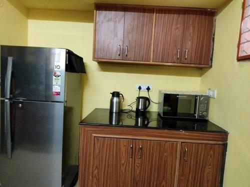Una cocina o zona de cocina en Carmel Villa in a gated community