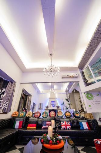 a living room with a couch and a chandelier at 巴黎Villa 主題派對K歌 BBQ 麻將包棟 in Luodong