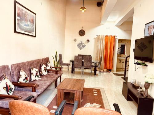 TV a/nebo společenská místnost v ubytování Samadhan Home Stay