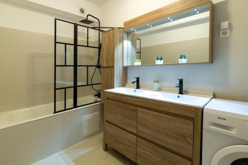 ein Badezimmer mit Waschbecken und Spiegel in der Unterkunft Superbe appartement centre historique in Avignon