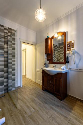 ein Badezimmer mit Waschbecken, Spiegel und Dusche in der Unterkunft Vila SaraDa Boutique in Deva