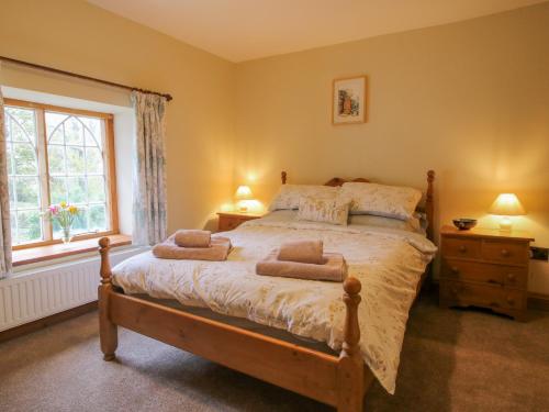 En eller flere senge i et værelse på Rowan Cottage