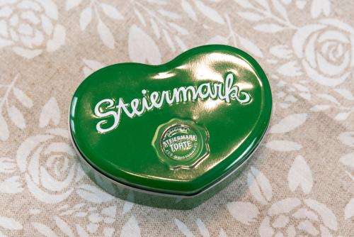 a green heart shaped box with the wordgrammers on it at Ferienwohnung am Labyrinth in Semriach