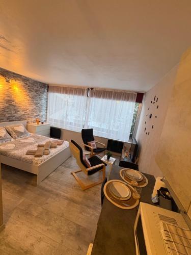 une chambre avec un lit et un salon dans l'établissement Petit Nid Nature Et Douceurs, à Turckheim