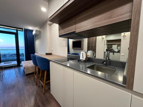 バトゥミにあるAdorable seaside apartments all with a separate bedroomのシンクとカウンターのあるキッチン