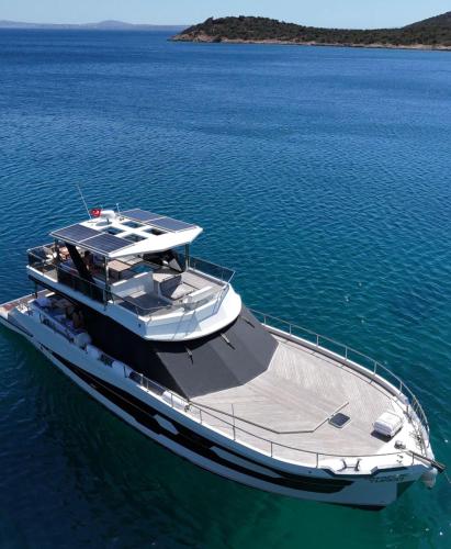 un bateau blanc flottant dans l'océan dans l'établissement Grande, à Ildır