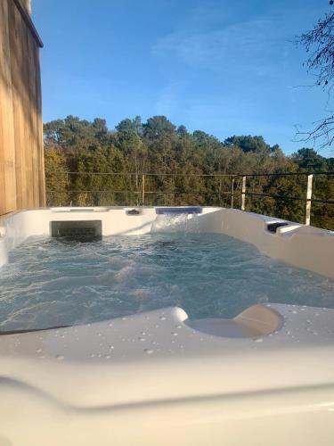un bain à remous dans l'établissement Le gîte de La Villénie - en pleine Nature - 5 min centre ville de Sarlat, à Sarlat-la-Canéda