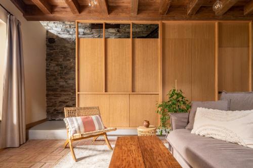 a living room with a couch and a table at Fogar Mozárabe in Peñalba de Santiago
