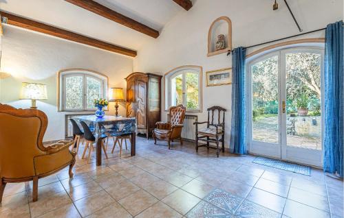 une salle à manger avec une table et des chaises dans l'établissement Cozy Home In Peymeinade, à Peymeinade