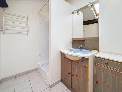 une salle de bain avec un lavabo, un miroir et une baignoire dans l'établissement Spacieux 2 pièces en duplex, à Villelongue-de-la-Salanque