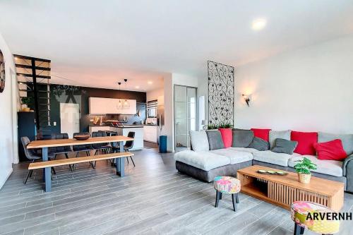 un salon avec un canapé et une table dans l'établissement Meïzou Bardou, à Chambon-sur-Lac