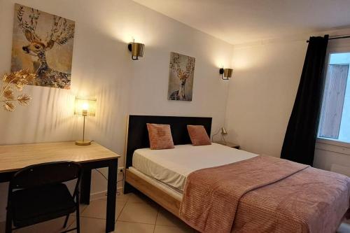 une chambre avec un lit, une table et un bureau dans l'établissement Superbe appartement Intra-Muros, à Avignon