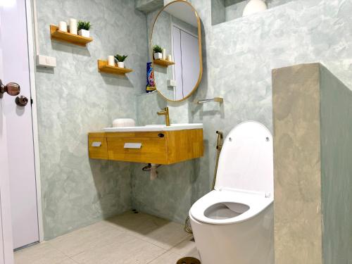 a bathroom with a white toilet and a mirror at 3 Bedroom NORDIC HOME Full Kitchen 8 MINS to MRT & JODD Fair & near RCA in Bangkok