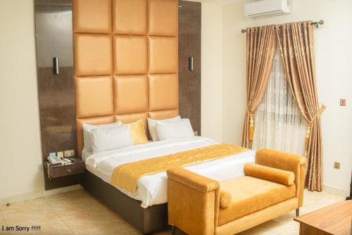 Кровать или кровати в номере providence hills hotel and suites