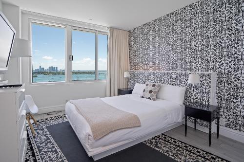 Postel nebo postele na pokoji v ubytování 1100 West South Beach Luxe Miami Condos by Joe Semary