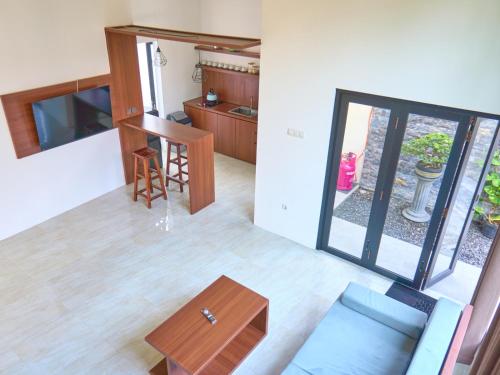a living room with a couch and a table at Sakanti Inn Wonosobo in Kalibeber