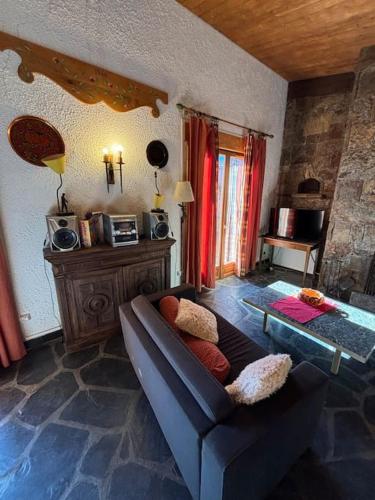 un salon avec un canapé et une table dans l'établissement Chalet de l'Ours - Pla d'Adet, à Cadeilhan-Trachère