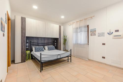 a bedroom with a bed in a room at Vista mare AirPort in Fiumicino