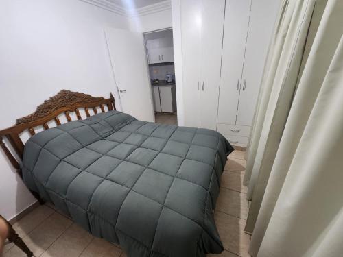 une chambre avec un grand lit dans une pièce dans l'établissement Depto av cordoba 2, à Barrio Rivadavia