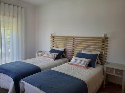two beds sitting next to each other in a bedroom at Cantinho da Carminho in Amoreira