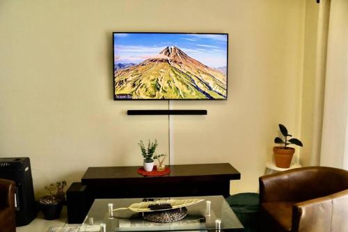 een woonkamer met een tv aan de muur bij Golfers Estates in Roodepoort