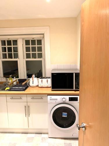 Una cocina o cocineta en Entire Apartment Tonbridge Centre