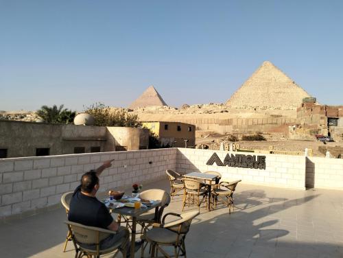 Εστιατόριο ή άλλο μέρος για φαγητό στο Antique Pyramids Inn