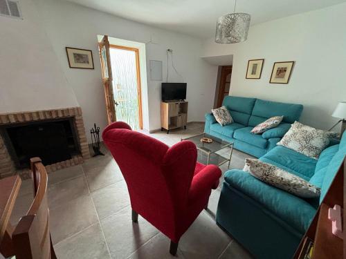 モナチルにあるLa casa de Miguel Chinicasの青いソファと椅子のあるリビングルーム