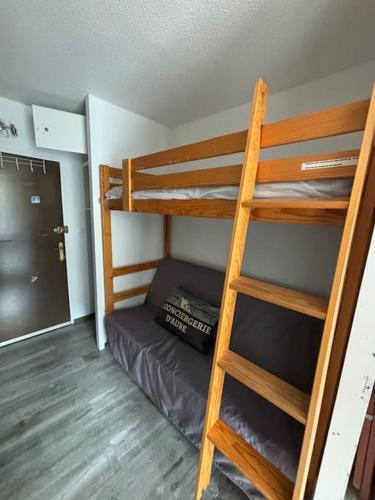 une chambre avec deux lits superposés et une échelle dans l'établissement Beau studio 5 places à Club Engaly II, à Le Plan