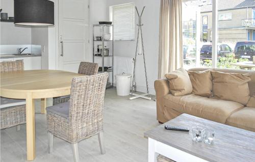 ein Wohnzimmer mit Tisch und Couch in der Unterkunft Berg En Zee 3 in Bergen aan Zee