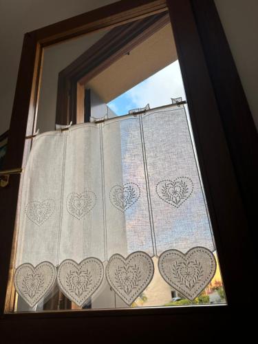 a window with a curtain with hearts on it at Appartamento Marisa in San Vendemiano
