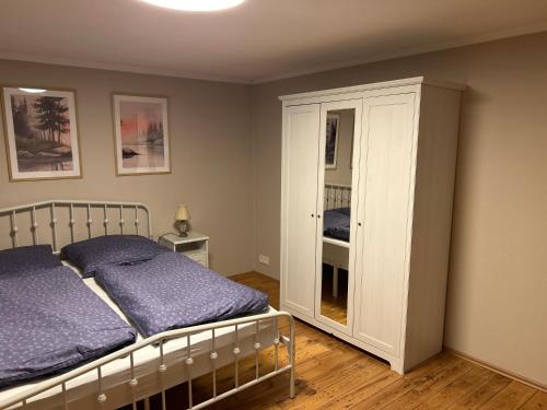 a bedroom with a bed and a mirror at Ferienwohnung Elbetraum in Tangermünde