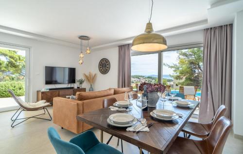 a living room with a dining table and a couch at Awesome Home In Sumartin in Sumartin