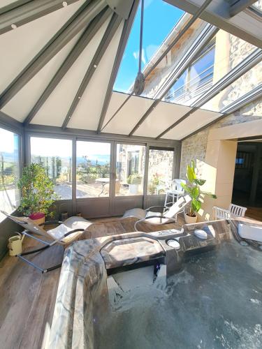 une grande chambre avec une grande piscine dans une maison dans l'établissement Bel Aujourd'hui Spa Sauna, à Cordelle