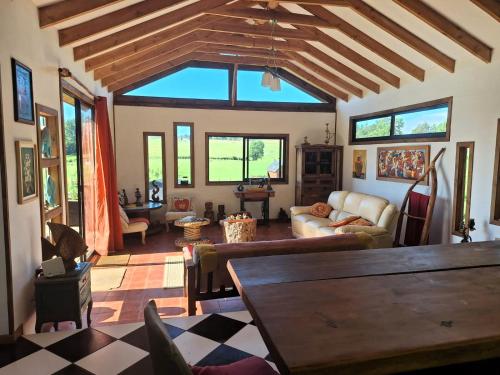 una sala de estar con un sofá y una mesa en Eco Brújula II, en Villarrica