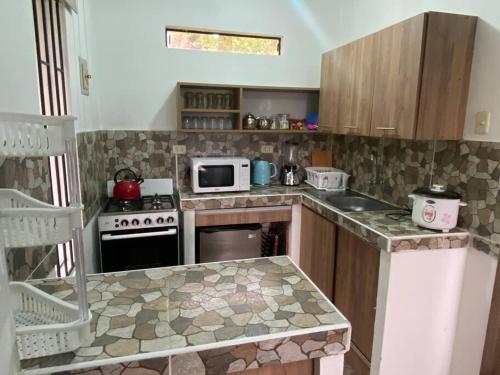 Dapur atau dapur kecil di Casa de campo con impresionante vista a las montañas y cascada en Canta