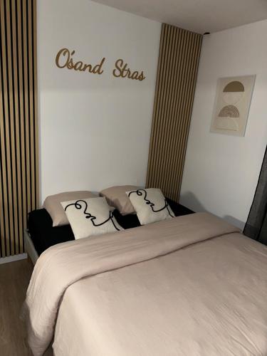 - 2 lits dans une chambre avec un panneau mural dans l'établissement O Sand Stras Studio 25m carré, à Strasbourg