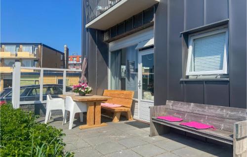 eine Terrasse mit einem Tisch, Stühlen und einer Bank in der Unterkunft Berg En Zee 3 in Bergen aan Zee