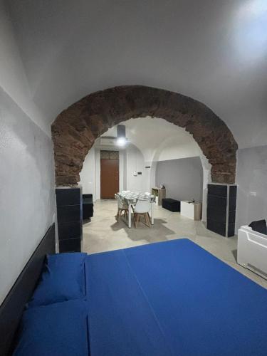 a living room with a table and an archway at HomeSuite45 in Catania