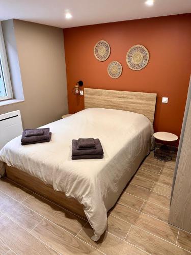 une chambre avec un lit avec deux serviettes dessus dans l'établissement Appartement Sainte-Catherine, à Sainte-Catherine-sur-Riverie
